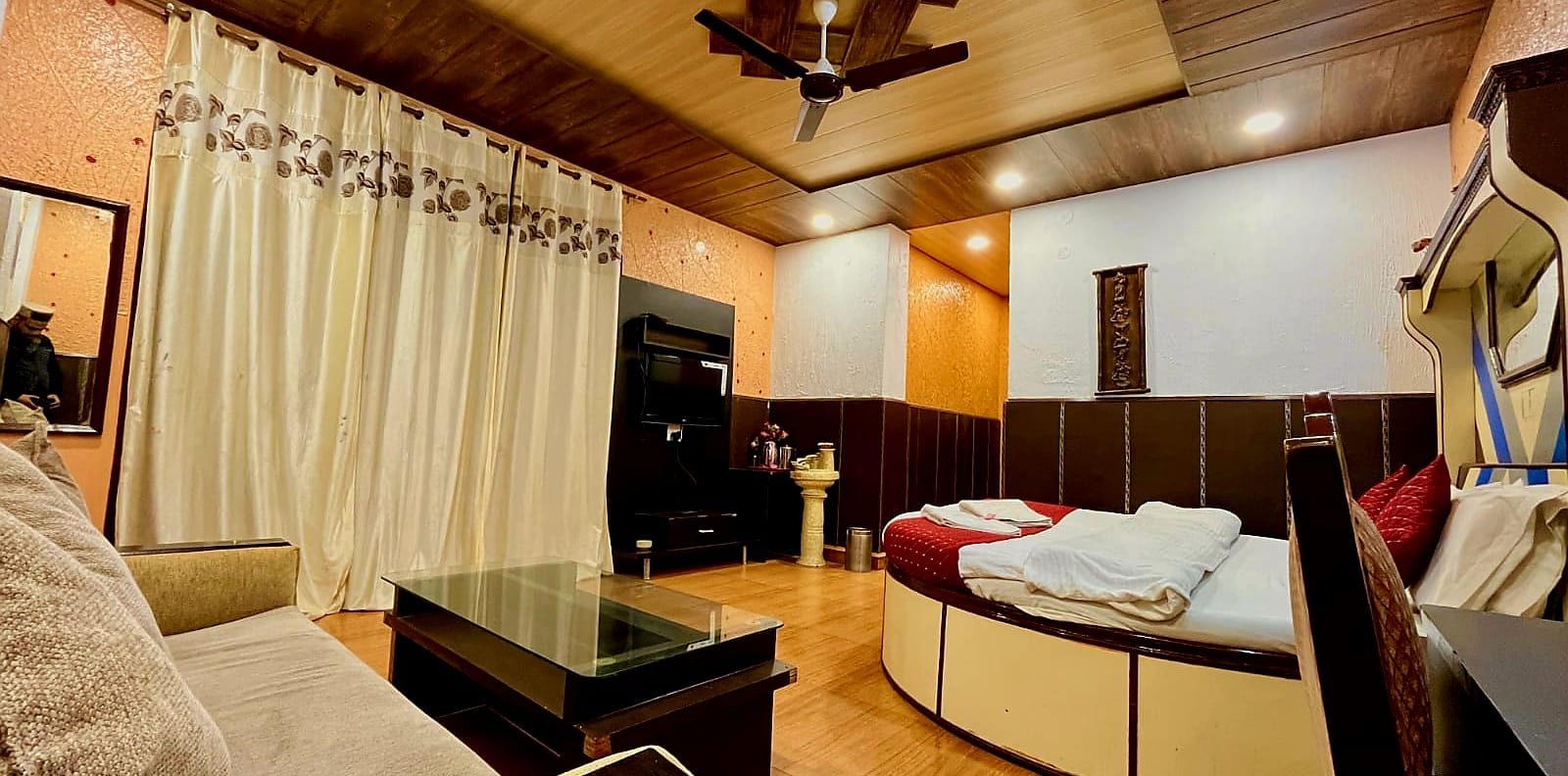 Wooden hotel lounge facing the forest